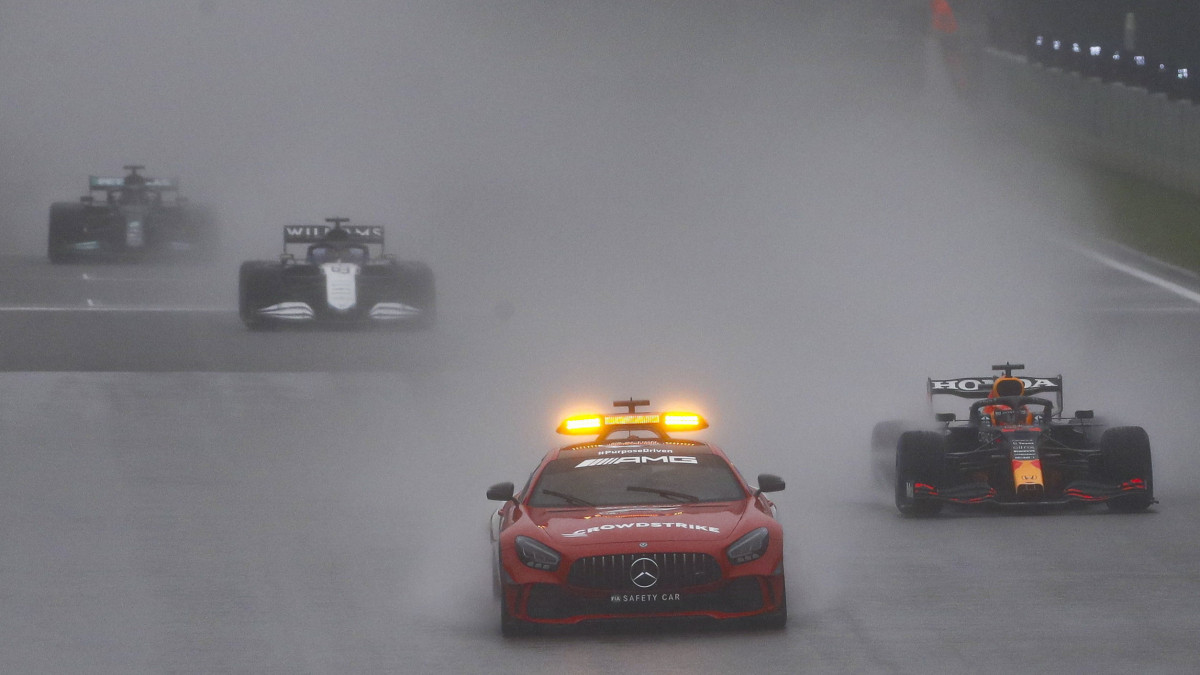 A biztonsági autó mögött haladnak a versenyzők a szakadó esőben a Forma-1-es autós gyorsasági világbajnokság Belga Nagydíján a spa-francorchampsi pályán 2021. augusztus 29-én. A kedvezőtlen időjárási körülmények miatt a szervezők három és fél órával később indították el a Belga Nagydíj 15 órára kiírt rajtját.