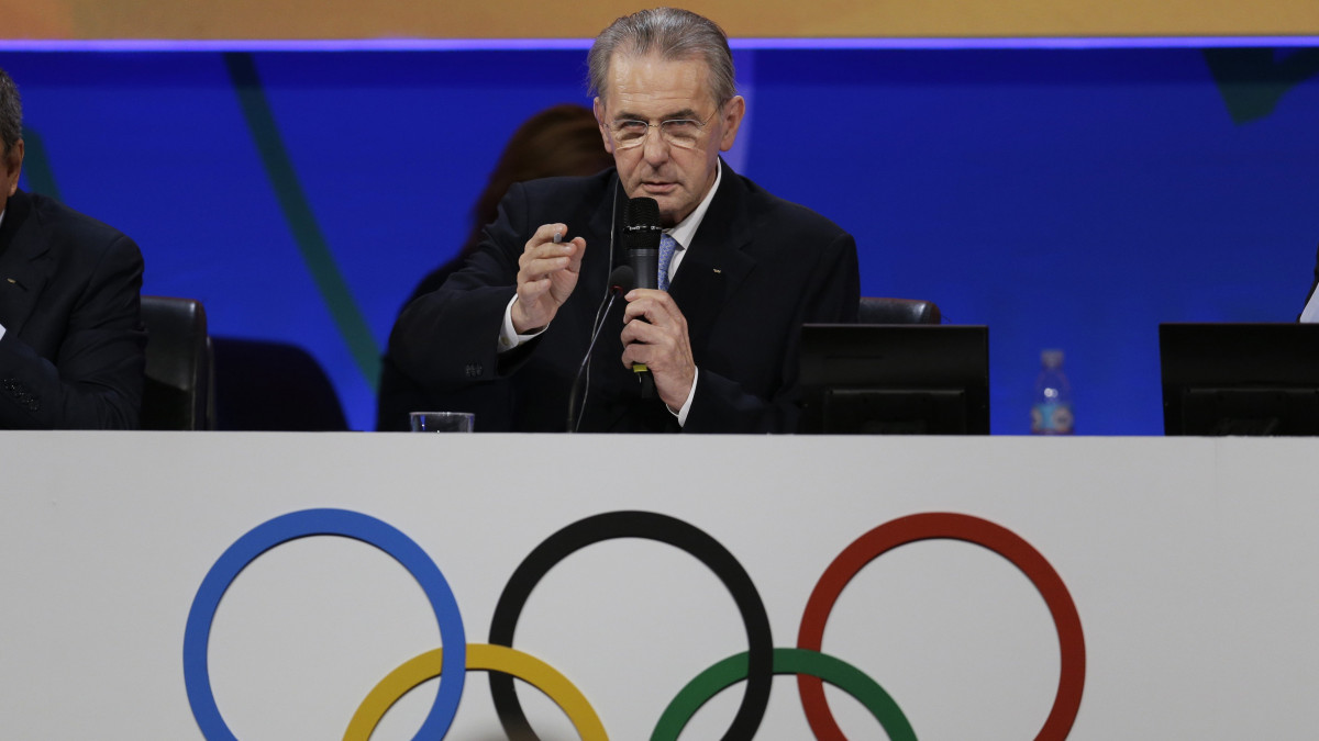 2013. szeptember 7-én Buenos Airesben készített kép Jacques Rogge-ról, a Nemzetközi Olimpiai Bizottság (NOB) korábbi elnökéről. A világszervezetet 2001 és 2013 között irányító belga Rogge 2021. augusztus 29-én, 79 éves korában elhunyt.