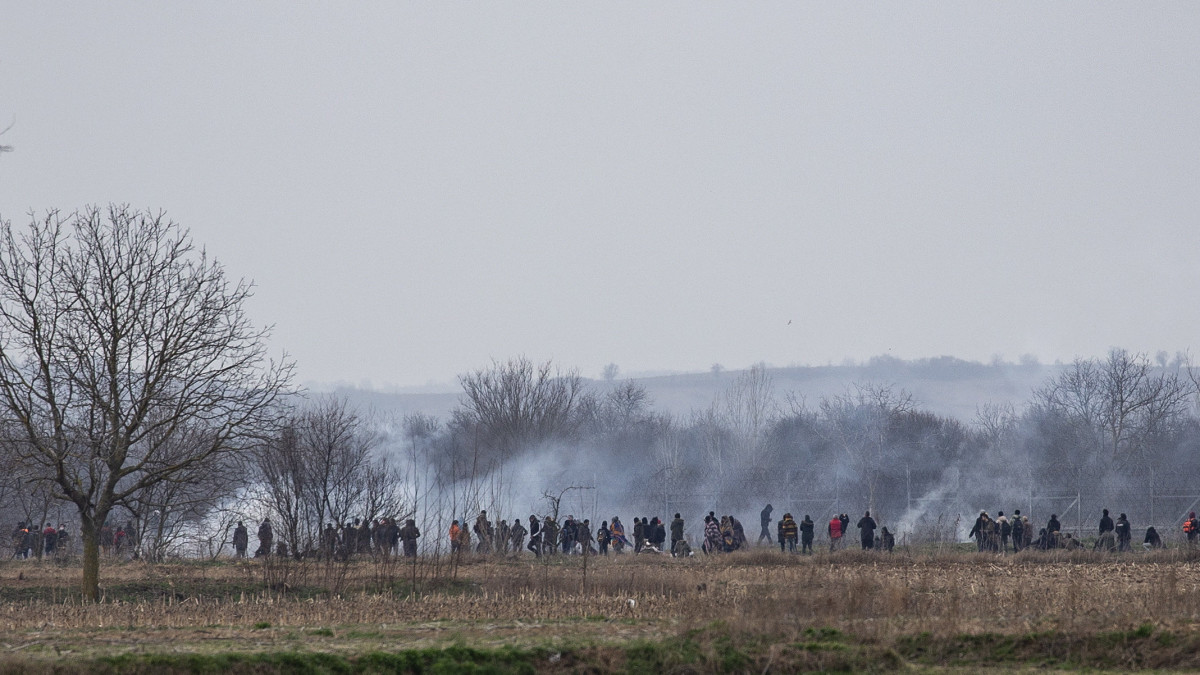 A görög-török határ török oldalán gyülekező illegális bevándorlók összecsapnak a görög rohamrendőrökkel Edirnében 2020. március 4-én. A török kormány február 28-án közölte, hogy nem tudja tovább feltartóztatni az Európai Unióba igyekvő migránsokat, és megnyitja a határokat előttük.