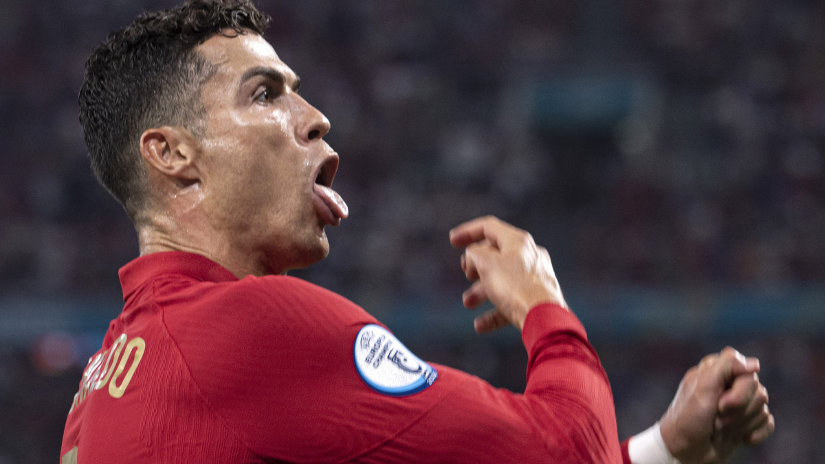A portugál Cristiano Ronaldo a koronavírus-járvány miatt 2021-re halasztott 2020-as labdarúgó Európa-bajnokság F csoportjának utolsó fordulójában játszott Portugália - Franciaország mérkőzésen a Puskás Arénában 2021. június 23-án. Portugália - Franciaország 2-2.