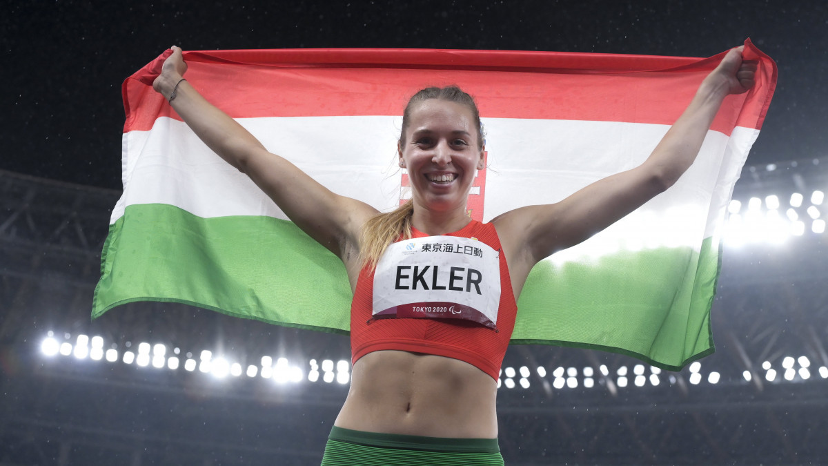 A győztes Ekler Luca a távolugrás T38-as kategóriájának döntője után a világméretű koronavírus-járvány miatt 2021-re halasztott 2020-as tokiói paralimpián az Olimpiai Stadionban 2021. augusztus 31-én. A magyar versenyző saját világcsúcsát kétszer is megjavítva aranyérmet nyert.