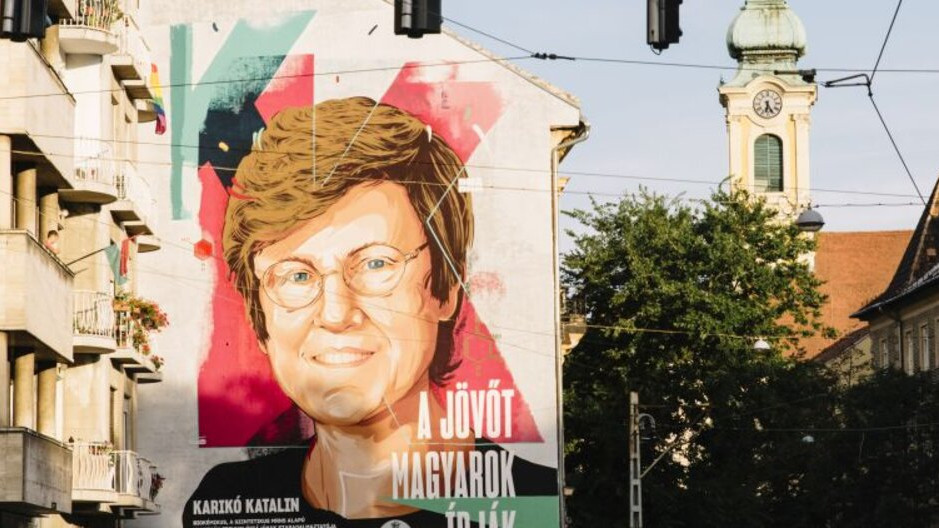Falfestmény Karikó Katalinról Budapesten a Krisztina körúton