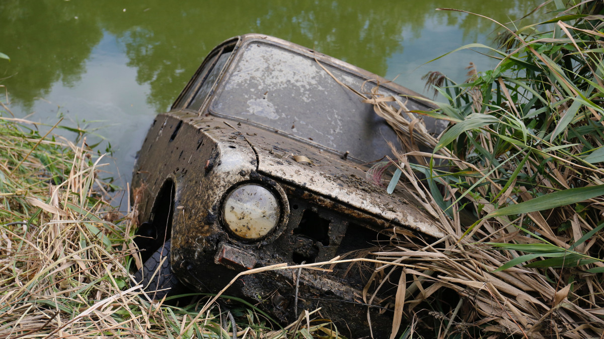 Húsz éve feküdt a lopott Lada a Zala folyó mélyén a Kis-Balatonnál, most kihúzták – fotók