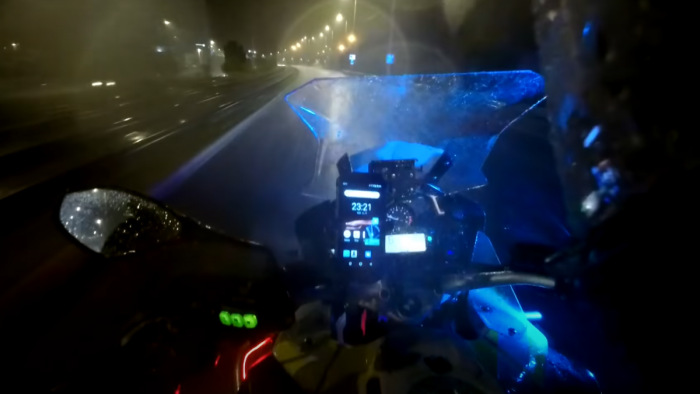 Hasznos tanácsok esőben motorozásról a monszunzivatarban éjszaka száguldó vérlovagtól – videó