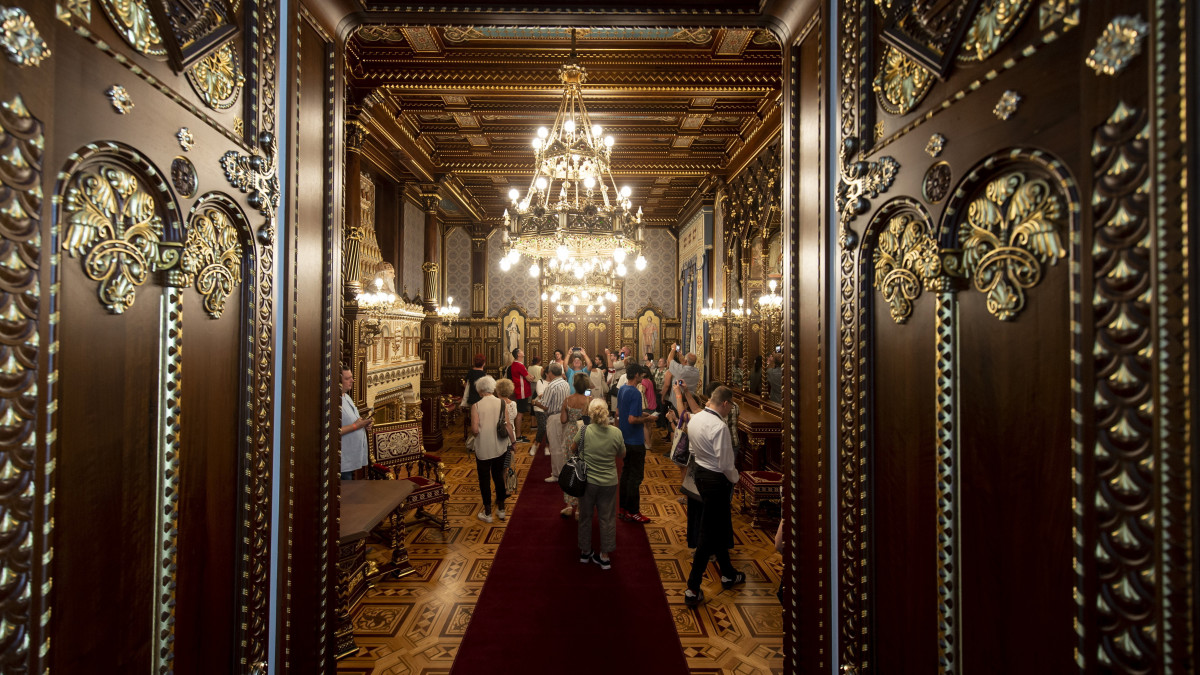 Látogatók a megújult Szent István-teremben a Budavári Palotában 2021. augusztus 20-án. A Nemzeti Hauszmann Program keretében megújult Szent István-terem augusztus végéig regisztráció nélkül ingyenesen látható.