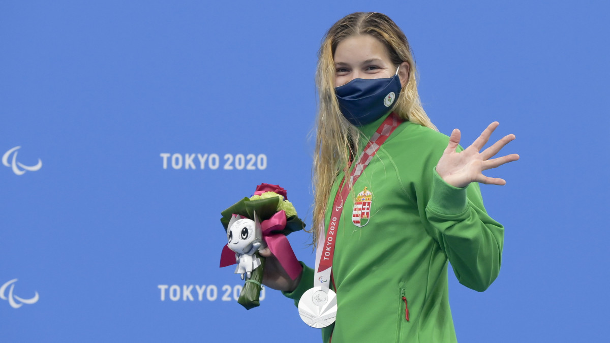Az ezüstérmes Pap Bianka a 400 méteres női gyorsúszás S10-es kategóriájának eredményhirdetésén a világméretű koronavírus-járvány miatt 2021-re halasztott 2020-as tokiói paralimpián a Vizes Központban 2021. szeptember 1-jén.