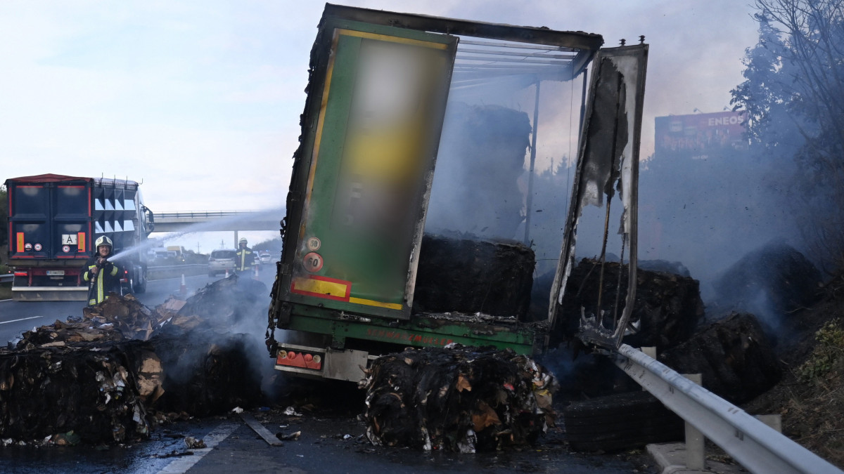 Tűzoltó egy kiégett román rendszámú kamionnál az M7-es autópályán Érd és Tárnok között 2021. szeptember 1-jén. A baleset közelében a Borsod-Abaúj-Zemplén Megyei Büntetés-végrehajtási Intézet egyik rabszállítója egy személygépkocsival ütközött. Az elsődleges adatok szerint a jármű utasai közül két fogvatartott megsérült, őket az Országos Mentőszolgálat munkatársai látták el.