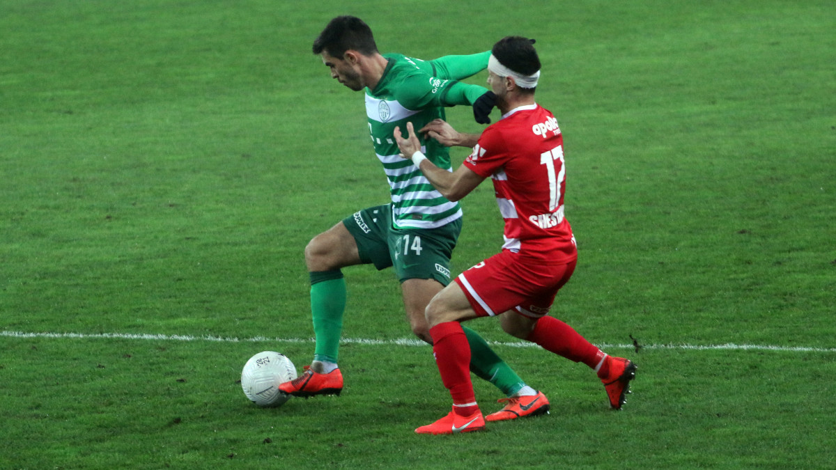 A ferencvárosi Ihor Haratin (b) és a diósgyőri Szerhij Sesztakov az OTP Bank Liga 13. fordulójában játszott Diósgyőri VTK - Ferencvárosi TC labdarúgó mérkőzésen a diósgyőri DVTK Stadionban 2020. december 5-én. A címvédő és listavezető Ferencváros 3-1-re győzött.