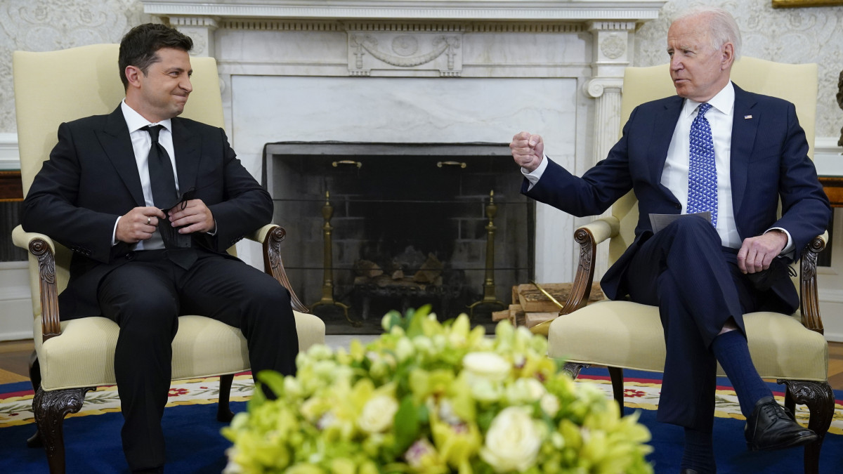 Joe Biden amerikai elnök (j) Volodimir Zelenszkij ukrán államfőt fogadja a washingtoni Fehér Ház Ovális irodájában 2021. szeptember 1-jén.