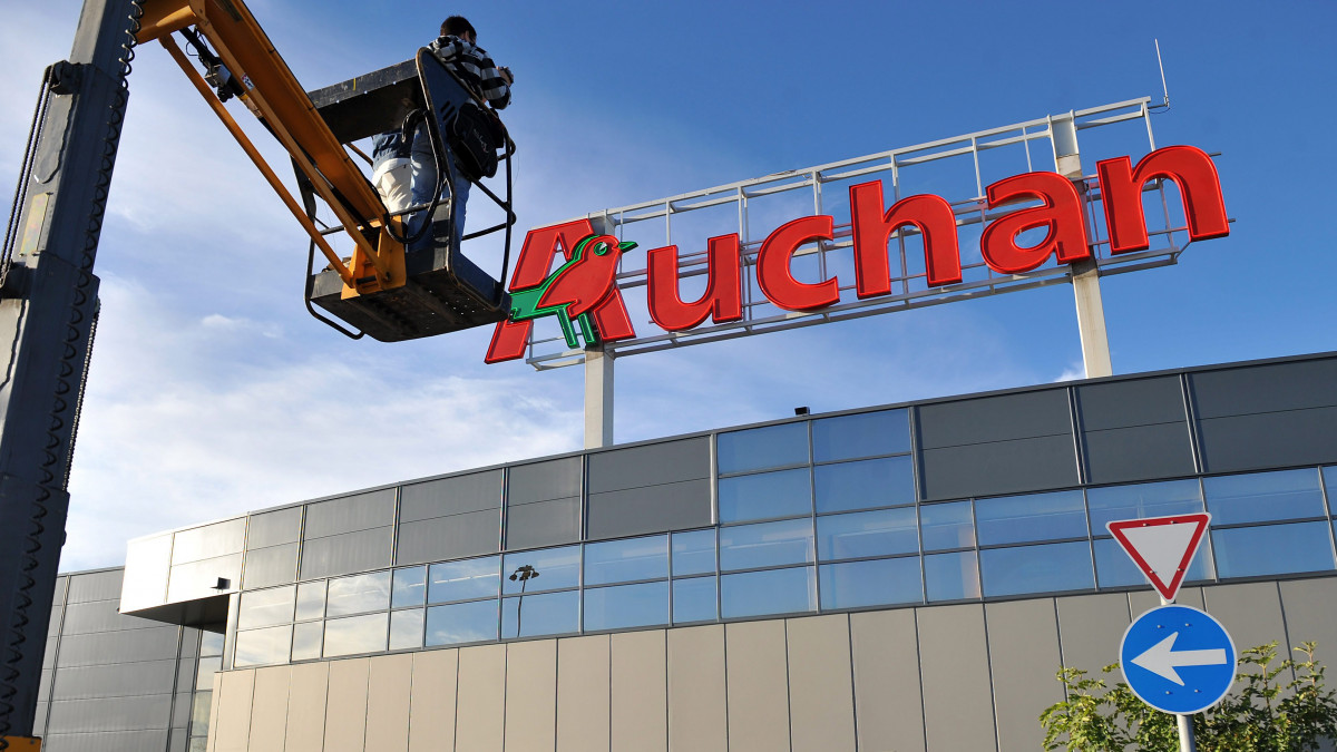 Készül a fotó a dolgozókról az utolsó volt Cora, az Auchan Törökbálint áruház avatásán 2012. szeptember 28-án. Az Auchan csoport idén tavasszal vásárolta fel a magyarországi Cora áruházakat.