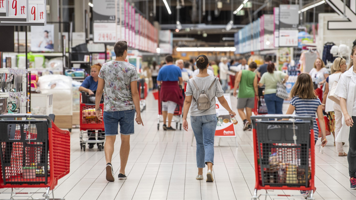 Vásárlók az Auchan budaörsi áruházban 2018. augusztus 27-én.