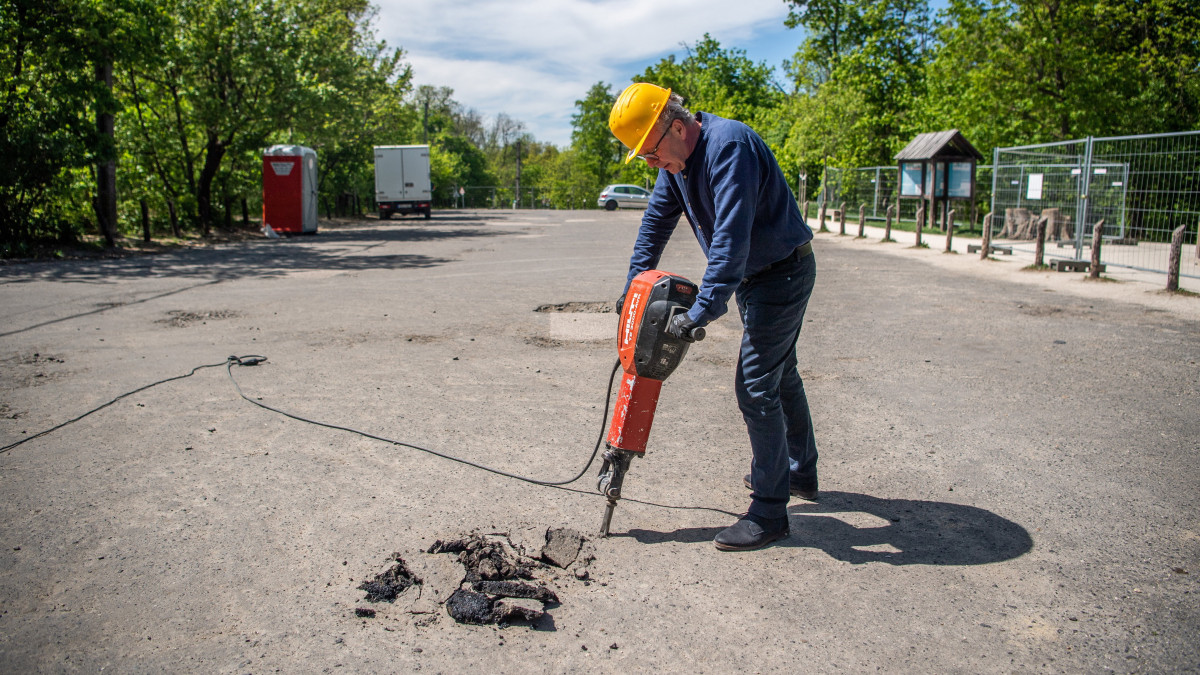 Pokorni Zoltán, a XII. kerület polgármestere légkalapáccsal töri fel az aszfaltot a Normafa Síház melletti parkoló elbontásának megkezdésén 2021. május 10-én.