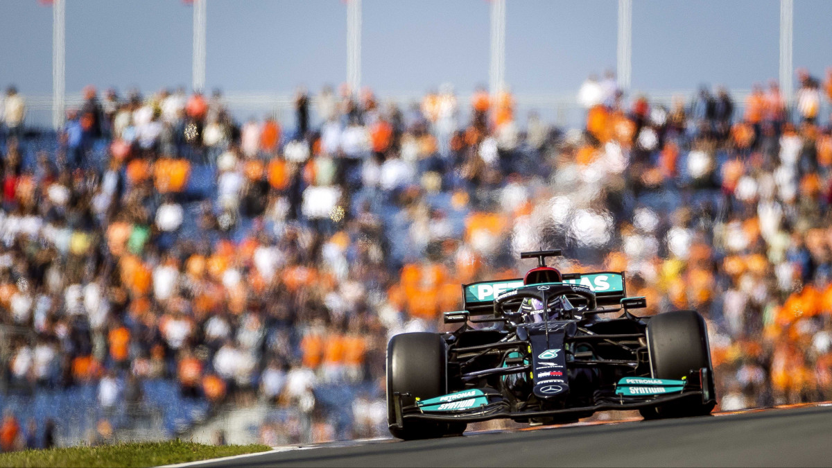 Lewis Hamilton, a Mercedes brit versenyzője a Forma-1-es autós gyorsasági világbajnokság Holland Nagydíjának első szabadedzésén a zandvoorti pályán 2021. szeptember 3-án. A futamot szeptember 5-én rendezik.