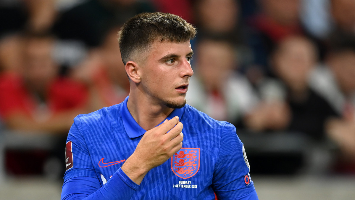 BUDAPEST, HUNGARY - SEPTEMBER 02: Mason Mount of England  looks on during the 2022 FIFA World Cup Qualifier match between Hungary and England at Stadium Puskas Ferenc on September 02, 2021 in Budapest, Hungary. (Photo by Michael Regan/Getty Images)