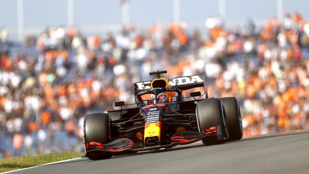 Max Verstappen, a Red Bull holland versenyzője a Forma-1-es autós gyorsasági világbajnokság Holland Nagydíjának első szabadedzésén a zandvoorti pályán 2021. szeptember 3-án. A futamot szeptember 5-én rendezik.