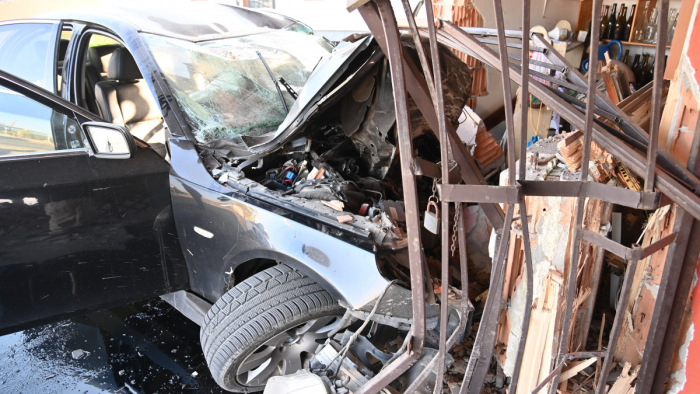 Halálos baleset: út menti épületnek csapódott az autó az 51-es főúton – fotók