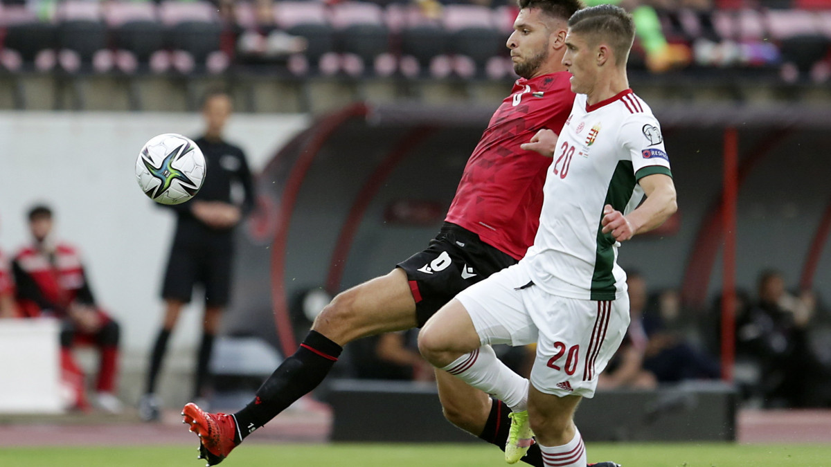 Sallai Roland és az albán Berat Djimsiti az Albánia-Magyarország labdarúgó világbajnoki selejtező mérkőzésen az albániai Elbasanban 2021. szeptember 5-én.