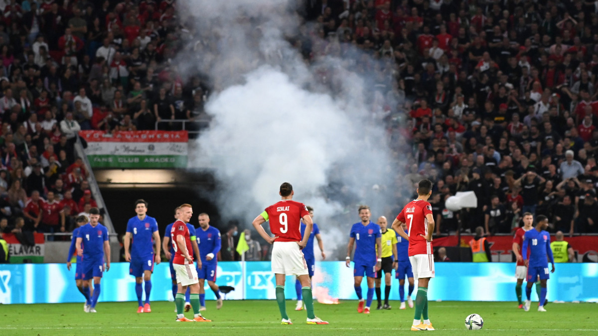 Füstbomba a pályán a harmadik angol gól után a labdarúgó világbajnoki selejtezők 4. fordulójában játszott Magyarország - Anglia mérkőzésen a Puskás Arénában 2021. szeptember 2-án.