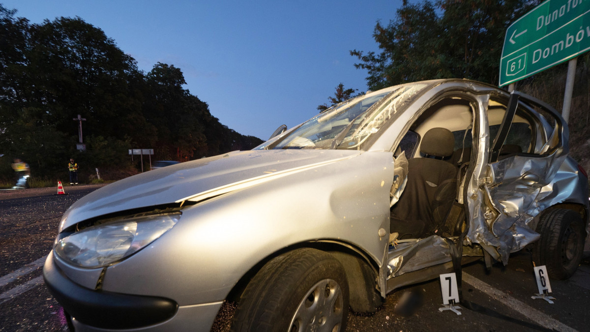Összetört személygépkocsi, miután egy másik autóval ütközött a Tolna megyei Nagykónyinál, a 61-es főút és a 651-es út kereszteződésében 2021. szeptember 4-én. A balesetben egy ember életét vesztette.