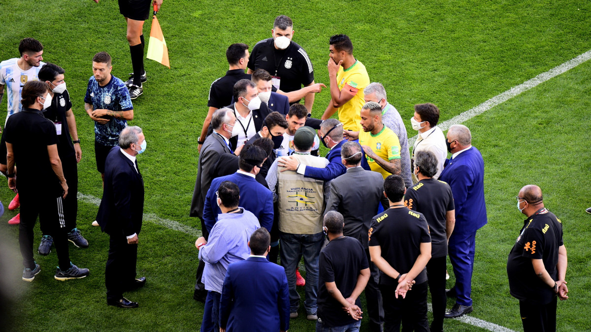 SAO PAULO, BRAZIL - SEPTEMBER 05: Health Staff of ANVISA of Brazil argue with Lionel Messi of Argentina and Neymar of Brazil on the field during a match between Brazil and Argentina as part of South American Qualifiers for Qatar 2022 at Arena Corinthians on September 5, 2021 in Sao Paulo, Brazil. (Photo by MB Media/Getty Images)