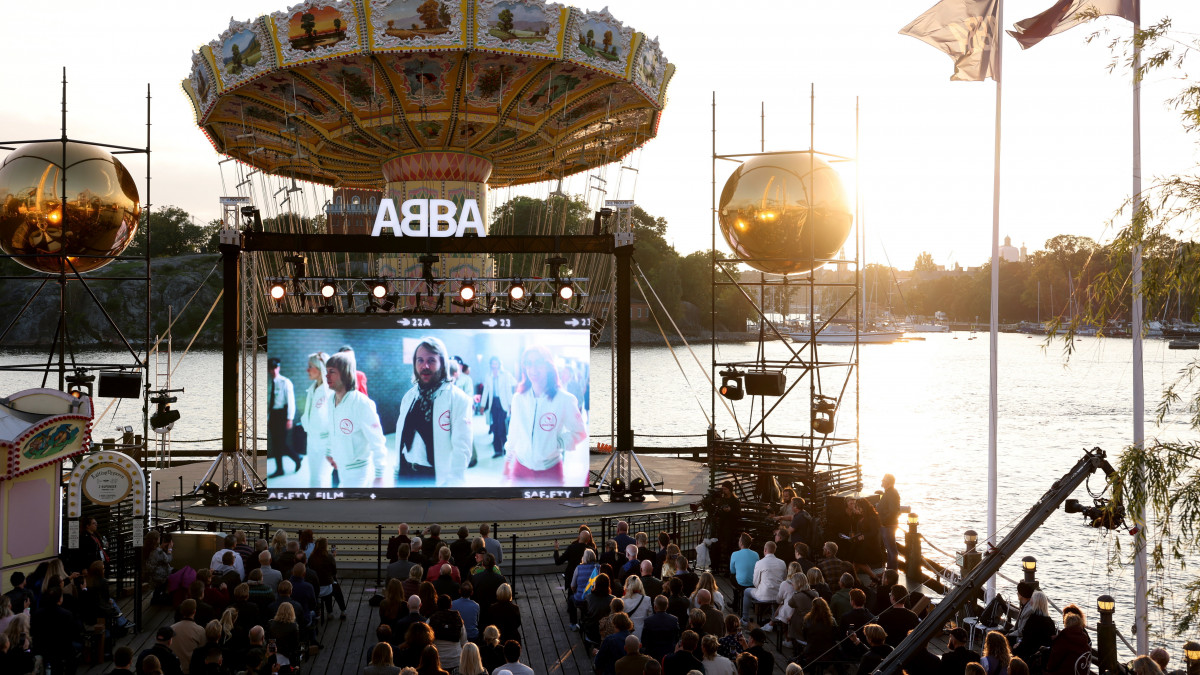 Az ABBA svéd popegyüttes új lemezét beharangozó esemény résztvevői Stockholmban 2021. szeptember 2-án. Az új album, a Voyage november ötödikén érkezik. Az együttes koncerteken is bemutatja majd az új lemezt 2022 májusától kezdve, mégpedig egy egészen különleges produkcióban, ahol a tagok digitális avatarjai (nem hologramok) lépnek majd fel esténként egy tíztagú zenekarral. Az ABBA utolsó albuma, a The Visitors negyven évvel ezelőtt jelent meg.
