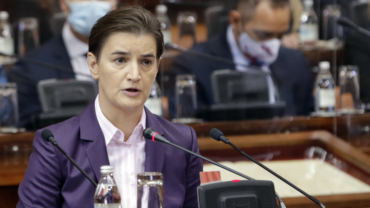A kormányalakítással megbízott Ana Brnabic ismerteti kormányprogramját a szerb parlamentben Belgrádban 2020. október 28-án. A június 21-i parlamenti választást elsöprő többséggel a kormányzó szerb Haladó Párt (SNS) nyerte meg, a 250 fős törvényhozásban 188 képviselői helyet szerzett, ami 21-gyel több, mint amennyi a kétharmados többséghez szükséges. Ana Brnabic 2017 óta vezeti a belgrádi kormányt.