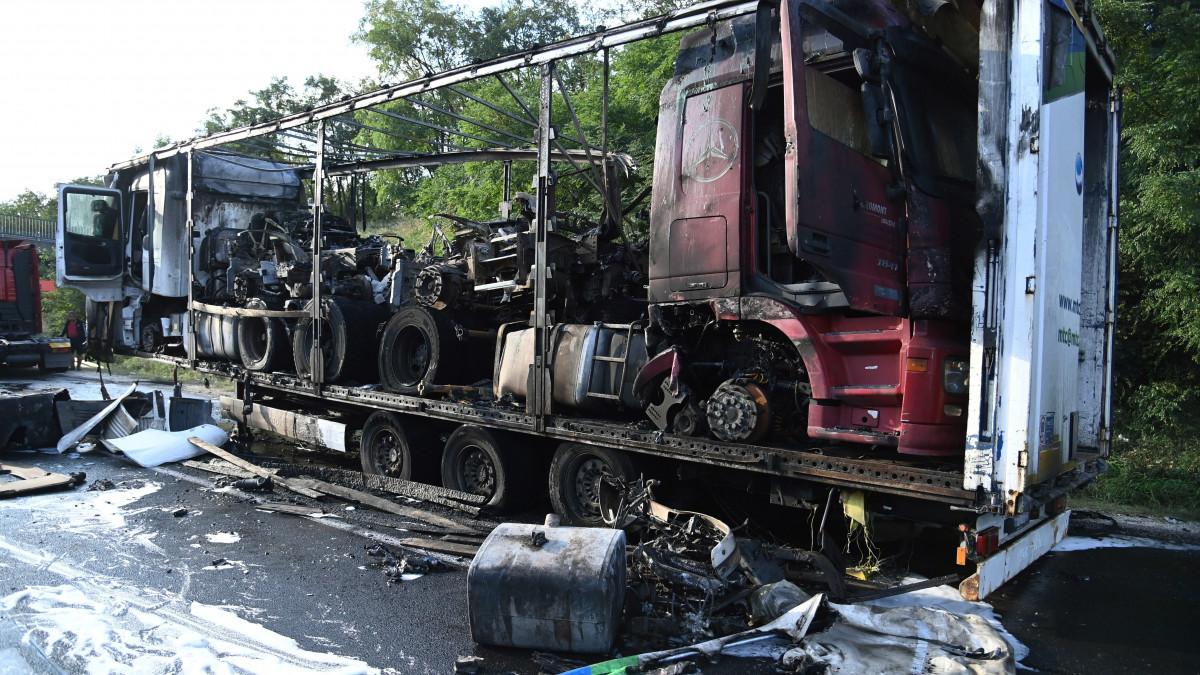 Kamion kiégett pótkocsija az M0-s autóúton, Törökbálintnál 2021. szeptember 7-én. A pótkocsi, amelyen három nyerges vontató és gumiabroncsok voltak, teljes terjedelmében leégett.