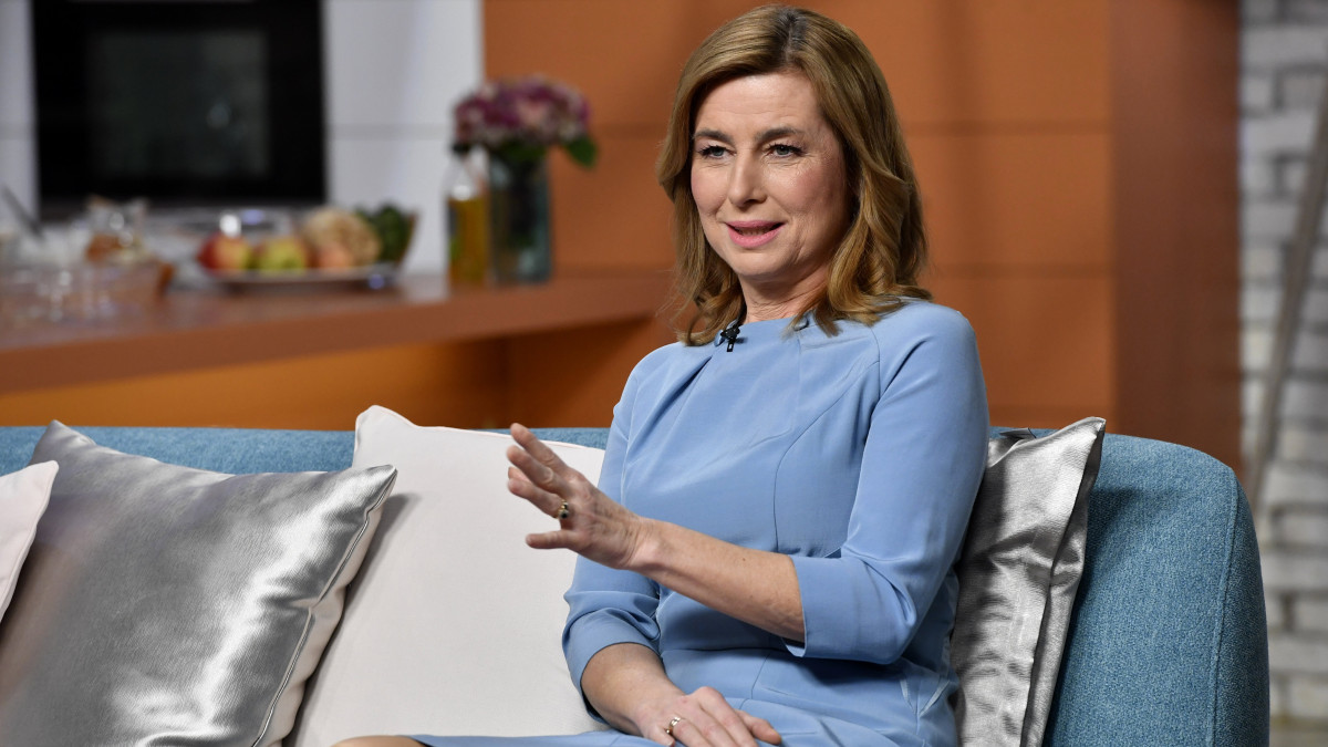 Herczegh Anita, Áder János köztársasági elnök felesége a Duna Televízió Család-barát című műsorában a Médiaszolgáltatás-támogató és Vagyonkezelő Alap (MTVA) Kunigunda útjai gyártóbázisának 3-as számú televízióstúdiójában 2021. február 8-án.
