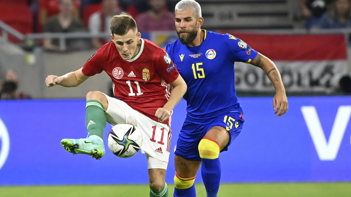 Schön Szabolcs (b) és az andorrai Moisés San Nicolás a labdarúgó világbajnoki selejtezők 6. fordulójában játszott Magyarország - Andorra mérkőzésen a Puskás Arénában 2021. szeptember 8-án.