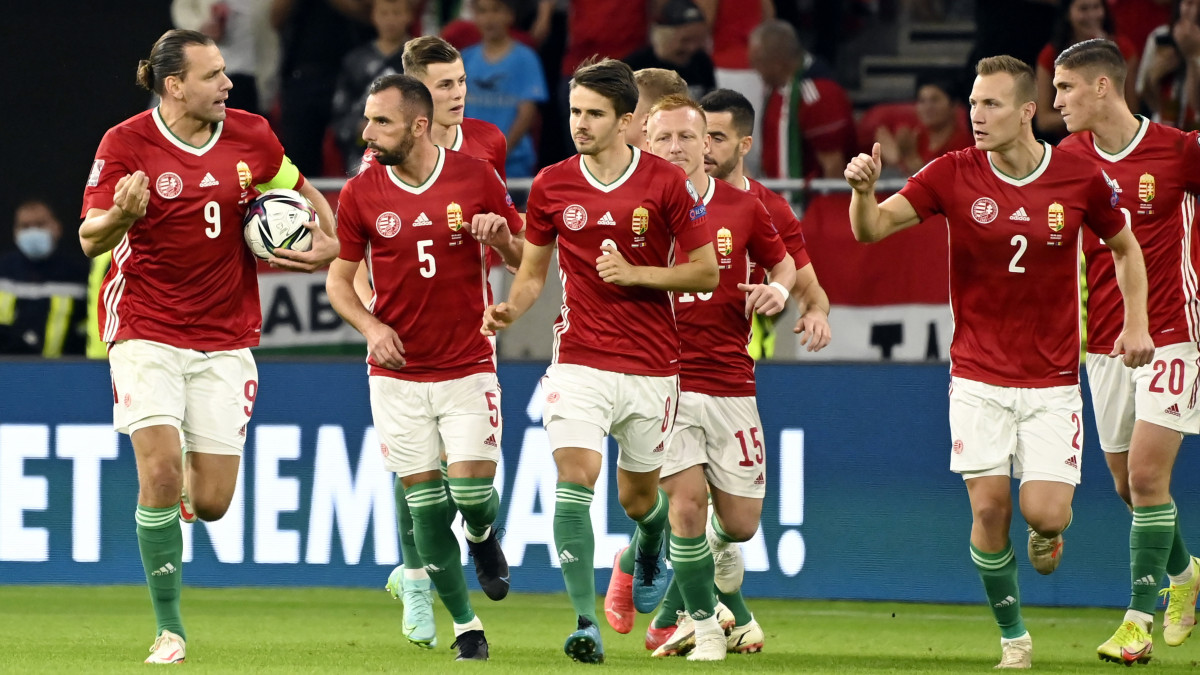 Szalai Ádámot (b), miután büntetőből gólt szerzett a labdarúgó világbajnoki selejtezők 6. fordulójában játszott Magyarország - Andorra mérkőzésen a Puskás Arénában 2021. szeptember 8-án.