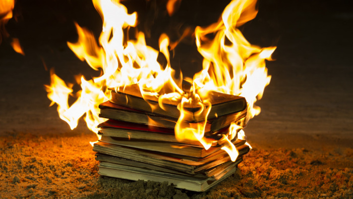 Könyvégetés okozott botrányt Kanadában