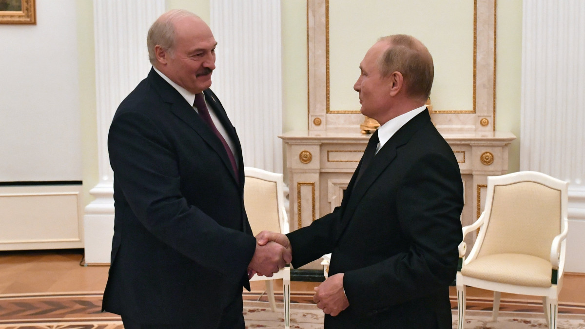 Vlagyimir Putyin orosz elnök (j) kezet fog fehérorosz hivatali partnerével, Aljakszandr Lukasenkával Moszkvában 2021. szeptember 9-én.