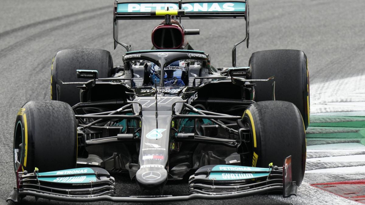 Valtteri Bottas, a Mercedes finn versenyzője a Forma-1-es autós gyorsasági világbajnokság Olasz Nagydíjának első szabadedzésén a monzai versenypályán 2021. szeptember 10-én. A futamot szeptember 12-én rendezik.