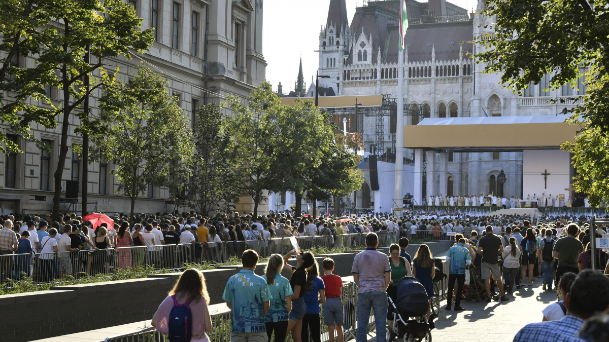 Az 52. Nemzetközi Eucharisztikus Kongresszus kiemelt eseményeként megtartott szentmise résztvevői az Országház előtti Kossuth téren 2021. szeptember 11-én.