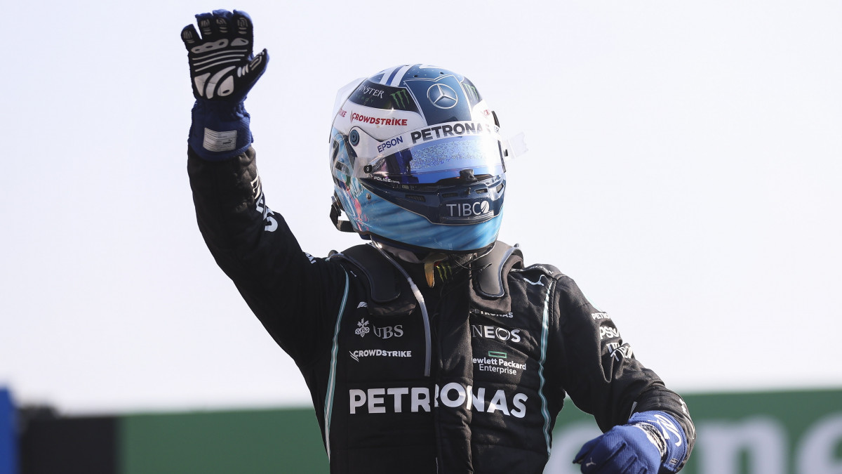 Valtteri Bottas, a Mercedes finn versenyzője ünnepel, miután megnyerte a Forma-1-es autós gyorsasági világbajnokság Olasz Nagydíjának sprintfutamát a monzai versenypályán 2021. szeptember 11-én. A futamot szeptember 12-én rendezik.
