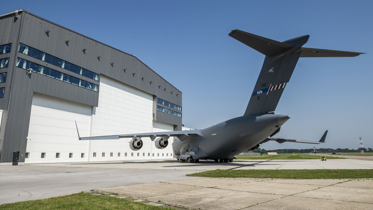A NATO Nehéz Légiszállító Ezredének (HAW) egyik Boeing C-17 Globemaster típusú teherszállító repülőgépe a Magyar Honvédség pápai bázisrepülőterén 2019. június 27-én. Ezen a napon parancsnokváltás volt az ezred élén.