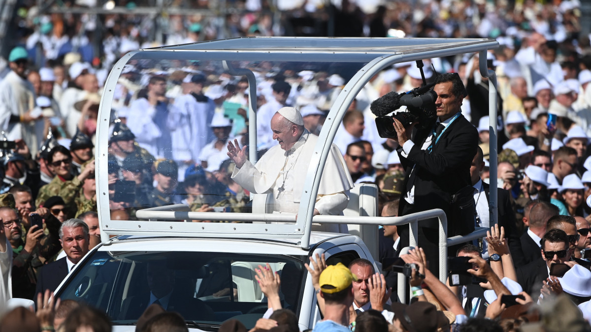 Ferenc pápa (középen) az 52. Nemzetközi Eucharisztikus Kongresszus (NEK) zárómiséjére érkezik a Hősök terére 2021. szeptember 12-én. A kongresszust lezáró úgynevezett statio orbis szentmise hagyományosan a katolikus rendezvénysorozat legünnepélyesebb eseménye.