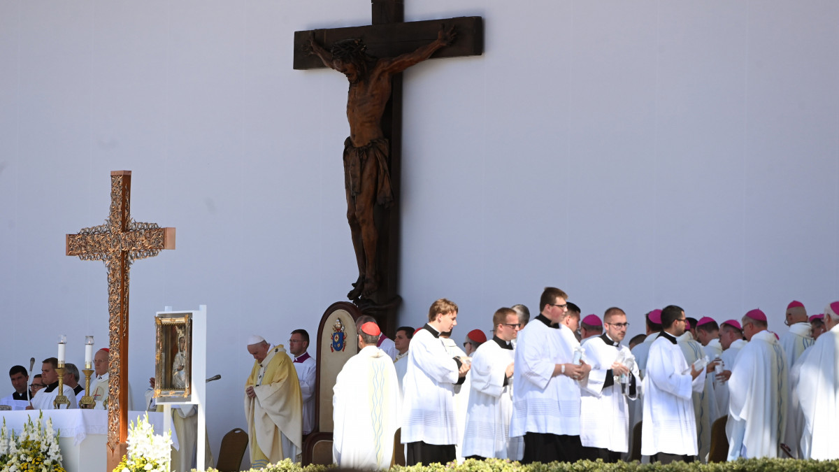 Ferenc pápa (középen) az 52. Nemzetközi Eucharisztikus Kongresszus (NEK) zárómiséjén a Hősök terén 2021. szeptember 12-én. A kongresszust lezáró úgynevezett statio orbis szentmise hagyományosan a katolikus rendezvénysorozat legünnepélyesebb eseménye.