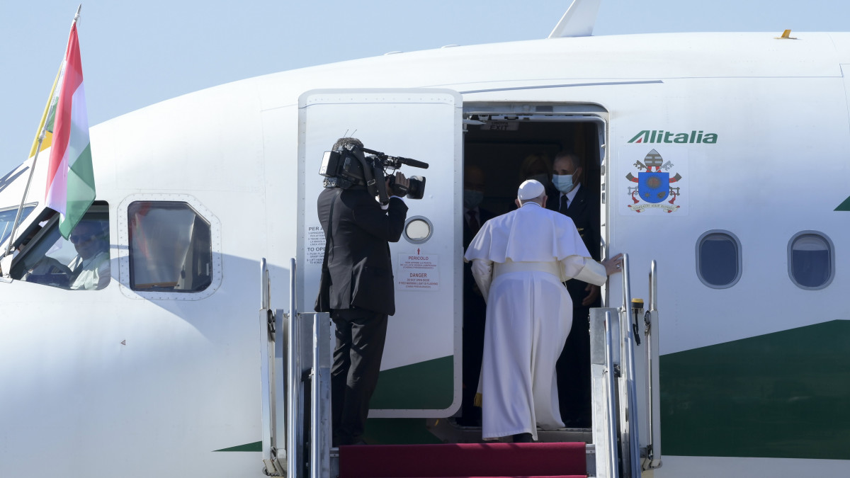 Ferenc pápa távozik Budapestről a Liszt Ferenc-repülőtéren 2021. szeptember 12-én. A katolikus egyházfő az 52. Nemzetközi Eucharisztikus Kongresszus (NEK) zárómiséjére érkezett a fővárosba.