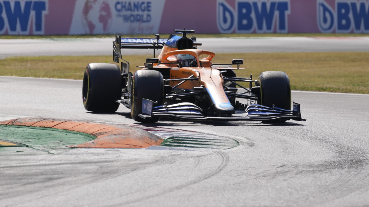 Daniel Ricciardo, a McLaren ausztrál versenyzője a Forma-1-es autós gyorsasági világbajnokság Olasz Nagydíján a monzai versenypályán 2021. szeptember 12-én.