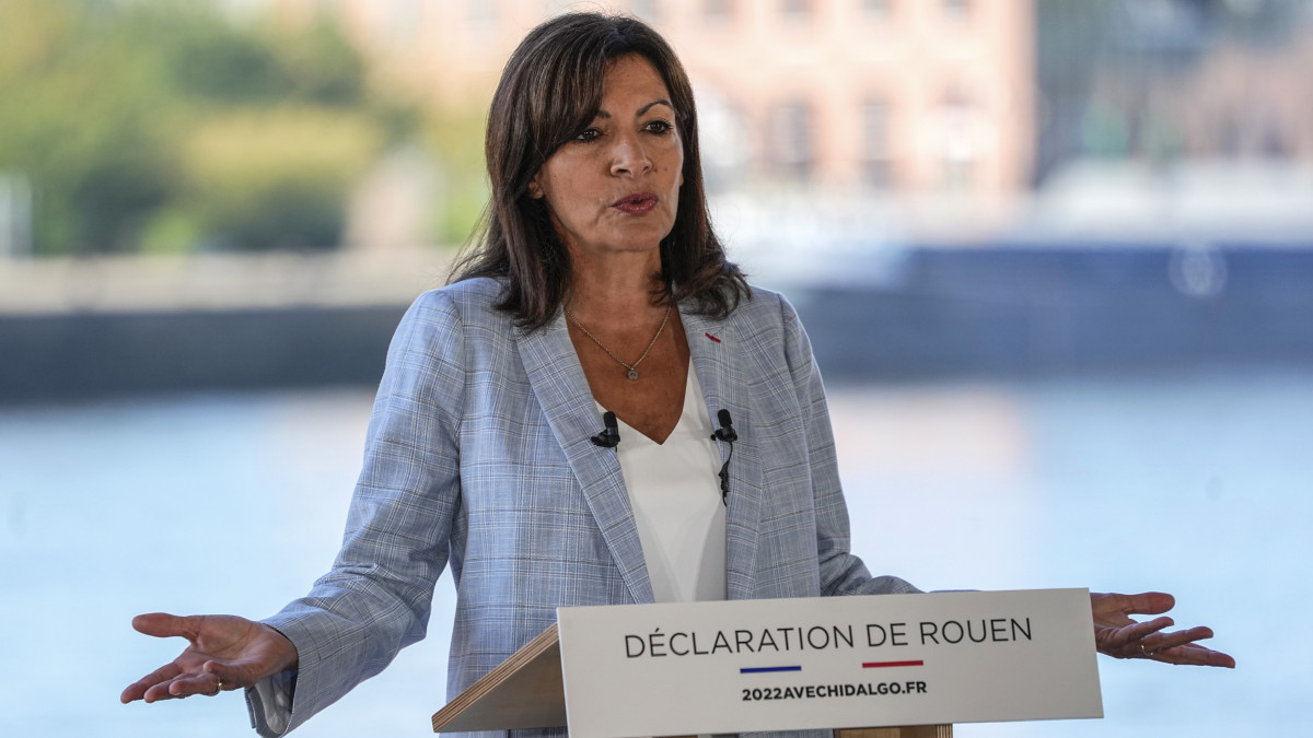 Anne Hidalgo párizsi polgármester nyilatkozik a sajtó képviselőinek Rouenben 2021. szeptember 12-én, ahol hivatalosan is bejelentette, hogy indul a 2022-es francia elnökválasztáson.