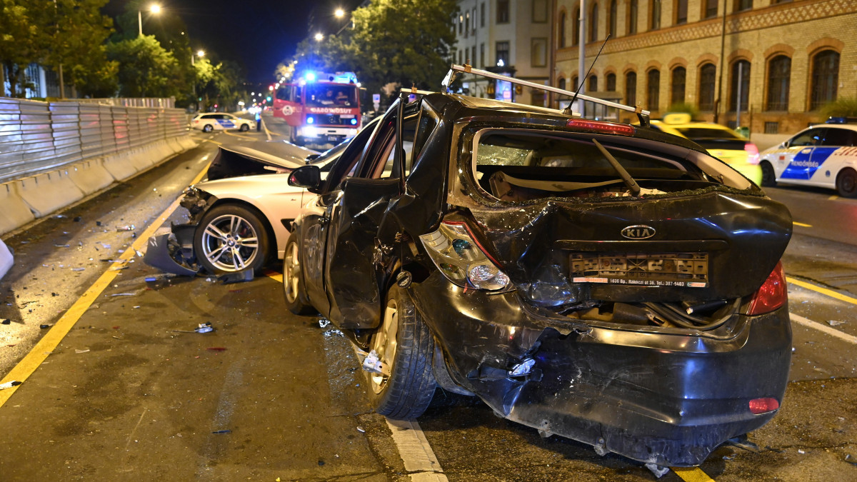 Összeroncsolódott személyautók a főváros XIII. kerületében, a Váci út és a Dózsa György út kereszteződésénél 2021. augusztus 29-re virradóan. A balesetben ketten megsérültek.