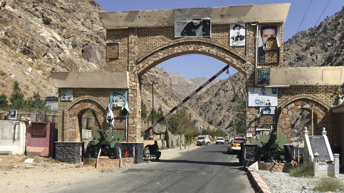 Iszlamista tálib fegyveres az északkelet-afganisztáni Pandzssir-kapunál 2021. szeptember 8-án. Az Afganisztánban hatalomra került tálibok szerint sikerült elfoglalniuk a pandzssir-völgyi ellenálló szervezettől, a Nemzeti Ellenállási Fronttól a nekik ellenálló utolsó tartományt.