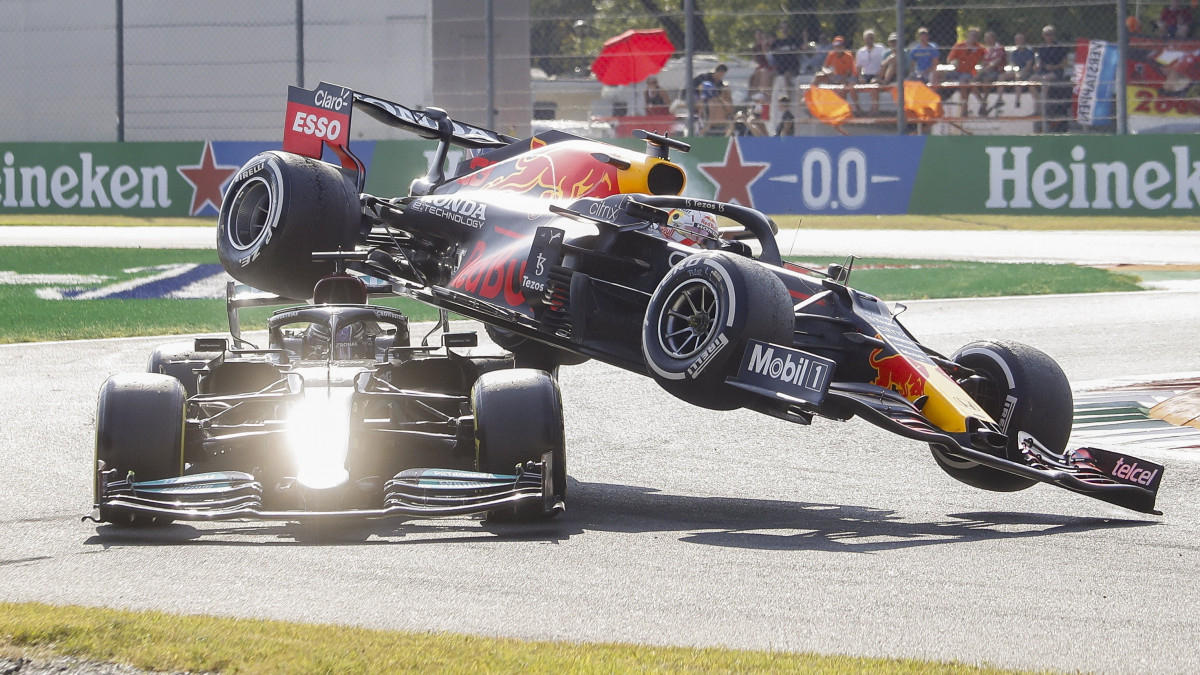 Max Verstappen, a Red Bull holland versenyzője (j) és Lewis Hamilton, a Mercedes brit versenyzője karambolozik a Forma-1-es autós gyorsasági világbajnokság Olasz Nagydíján a monzai versenypályán 2021. szeptember 12-én.