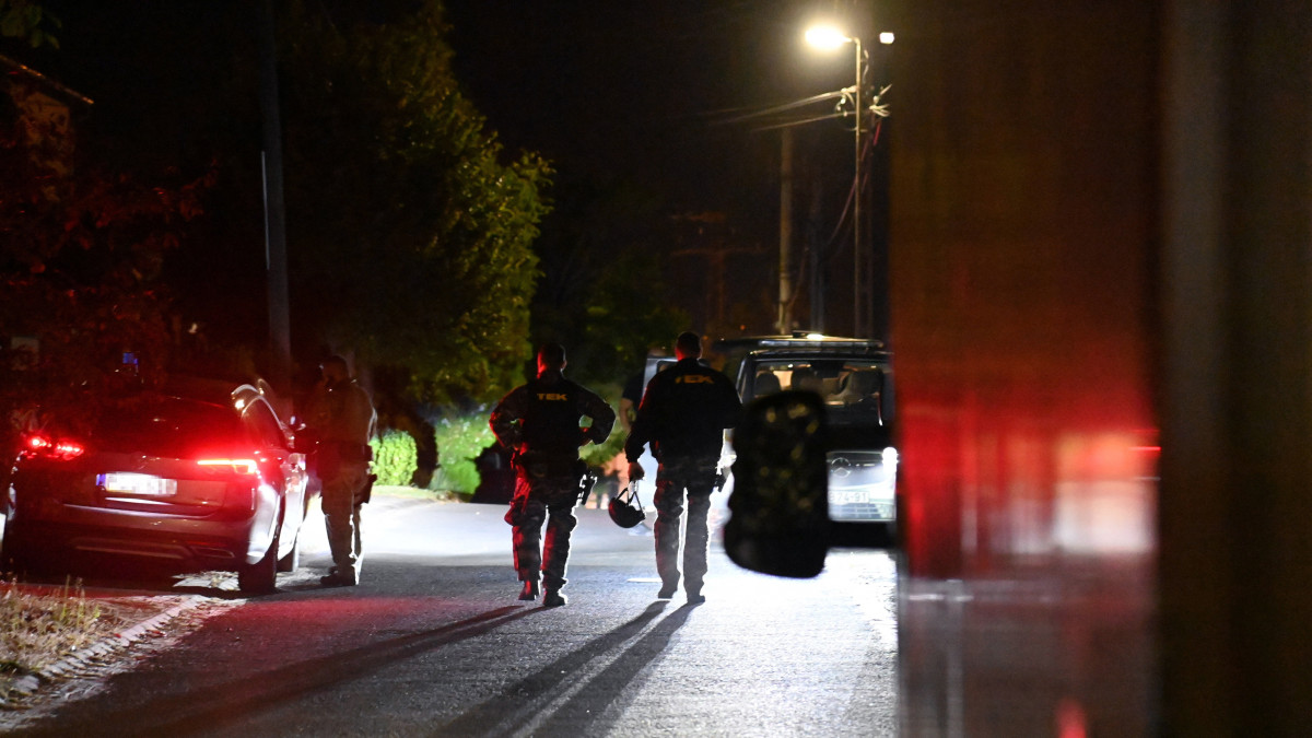 Rendőrök és a Terrorelhárítási Központ műveleti egységei dolgoznak 2021. szeptember 13-ra virradóan egy dunakeszi családi ház előtt, ahol lőfegyverrel lelőtte volt anyósát, párját és közös gyermeküket egy férfi, mindhárman életüket vesztették. A bejelentést követően a Pest megyei rendőrök és a Terrorelhárítási Központ műveleti egységei nagy erőkkel a helyszínre vonultak, azonban az 54 éves elkövető - még a rendőrök kiérkezése előtt - magával is végzett - közölte a police.hu honlapon a Pest Megyei Rendőr-főkapitányság.
