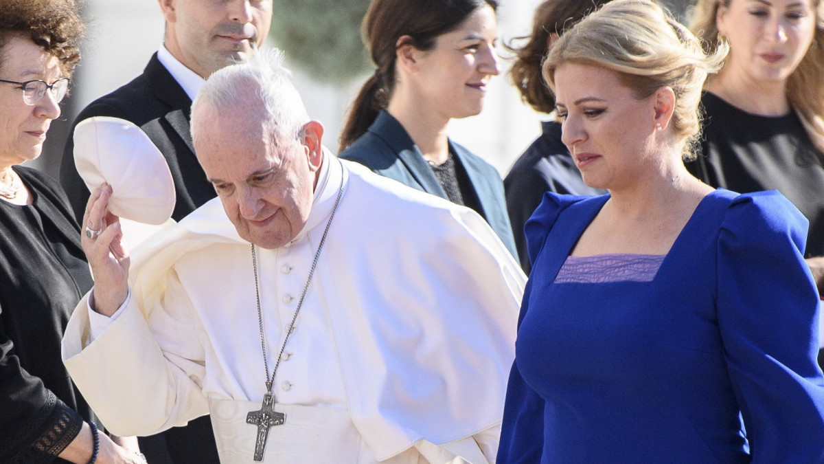 Zuzana Caputová szlovák elnök és Ferenc pápa a pozsonyi elnöki palotában tartott fogadási ünnepségen 2021. szeptember 13-án. A katolikus egyházfő négynapos látogatásra érkezett Szlovákiába.