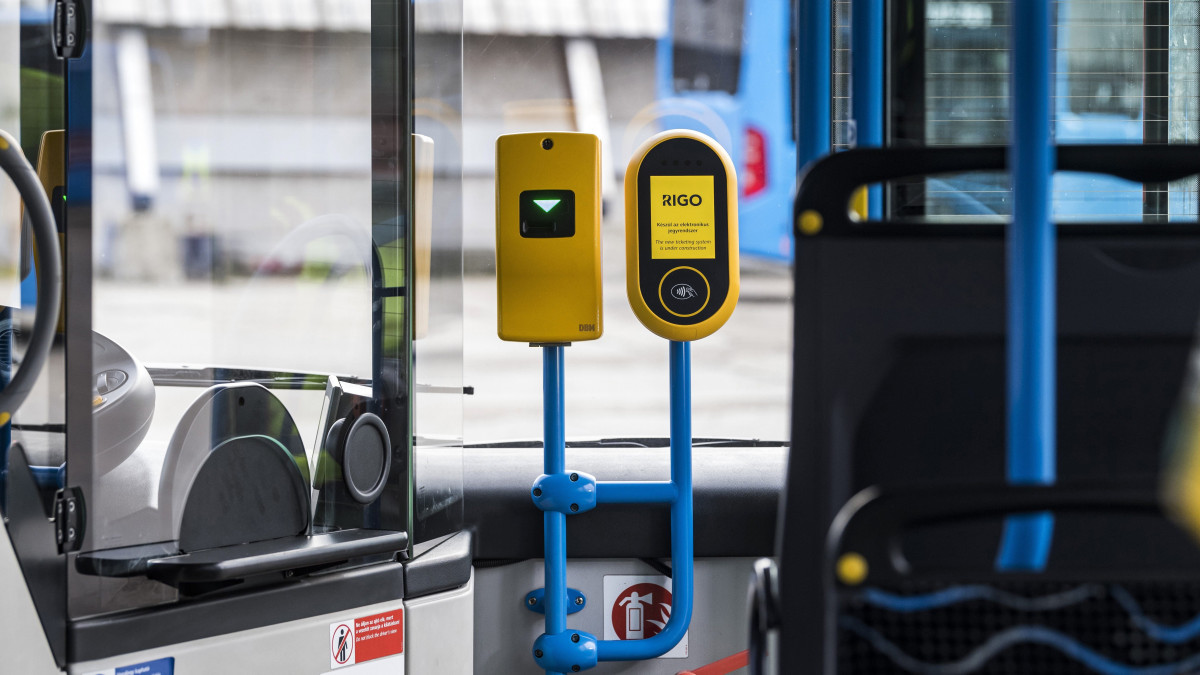 A Budapesti Közlekedési Központ (BKK) elektronikus jegyrendszeréhez (RIGO) kapcsolódó érvényesítő készülékekkel felszerelt tesztautóbusz a VT-Arriva Kft. fővárosi telephelyén tartott bemutatón 2018. január 9-én.