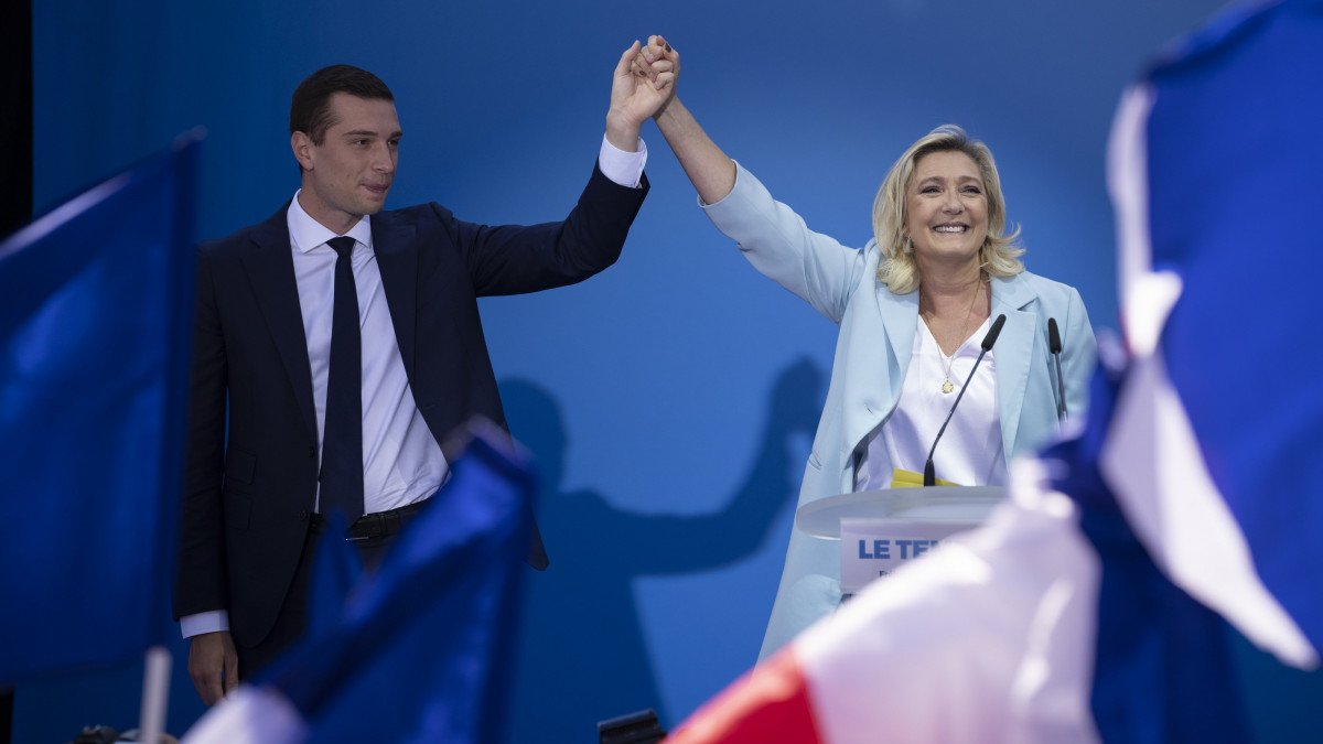 Marine Le Pen, a Nemzeti Tömörülés elnökjelöltje (j) és a párt alelnöke, Jordan Bardella részt vesz pártjuk kongresszusán a dél-franciaországi Fréjusban 2021. szeptember 12-én. Az elnökválasztás második fordulóját 2022. április 24-én rendezik. A rendezvényen Le Pen átmenetileg átadta a pártvezetői tisztséget Bardellának.