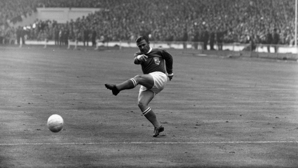 31st October 1963:  Hungarian born footballer superstar Ferenc Puskas, inside left for Real Madrid and his adopted country Spain, in action.  (Photo by Central Press/Getty Images)