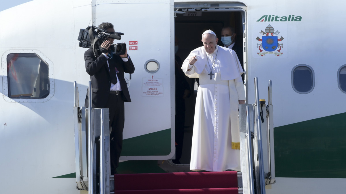 Ferenc pápa távozik Budapestről a Liszt Ferenc-repülőtéren 2021. szeptember 12-én. A katolikus egyházfő az 52. Nemzetközi Eucharisztikus Kongresszus (NEK) zárómiséjére érkezett a fővárosba.